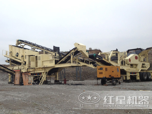 移動(dòng)式石頭破碎機(jī)破碎現(xiàn)場