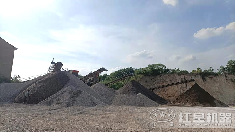 制砂現(xiàn)場中立軸整形制砂機(jī)是關(guān)鍵設(shè)備