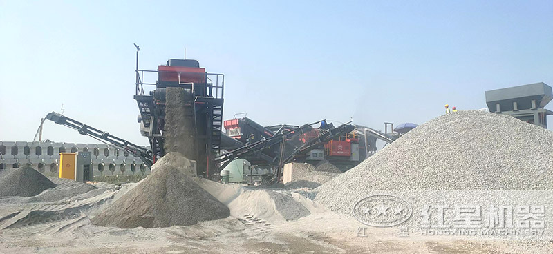 履帶式移動砂石制砂機(jī)現(xiàn)場