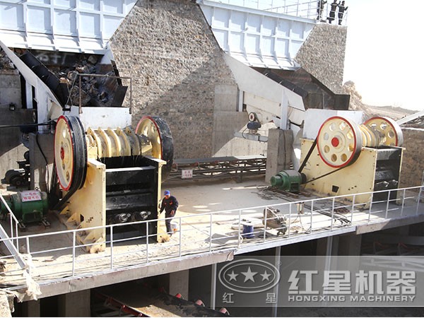 紅星PE-900×1060鄂式破碎機(jī)投入現(xiàn)場(chǎng)施工中 紅星PE-900×1060鄂式破碎機(jī)投入現(xiàn)場(chǎng)施工中