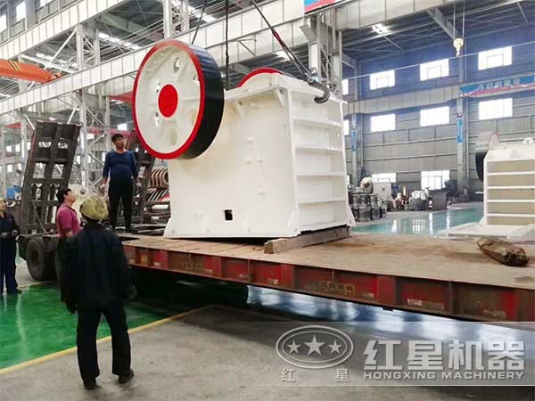 顎式破石機(jī)裝車圖 顎式破石機(jī)裝車圖