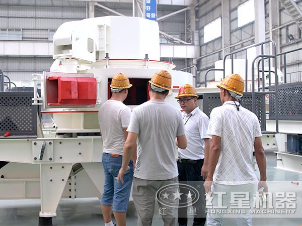 紅星機(jī)器的技術(shù)專家正在對環(huán)保型制砂機(jī)成品進(jìn)行檢測 紅星機(jī)器的技術(shù)專家正在對環(huán)保型制砂機(jī)成品進(jìn)行檢測