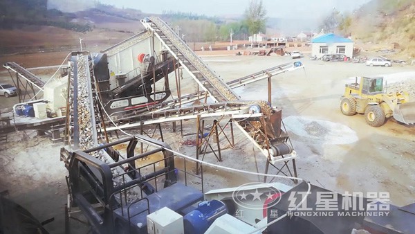 小型移動(dòng)石子破碎機(jī)作業(yè)現(xiàn)場(chǎng) 小型移動(dòng)石子破碎機(jī)作業(yè)現(xiàn)場(chǎng)
