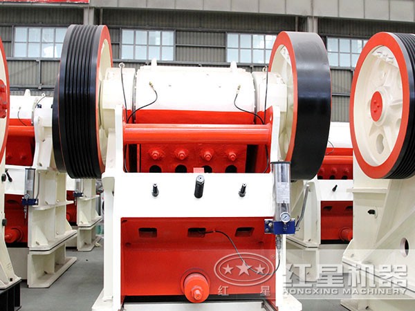 鄂式碎石機進料口細節(jié)展示 鄂式碎石機進料口細節(jié)展示