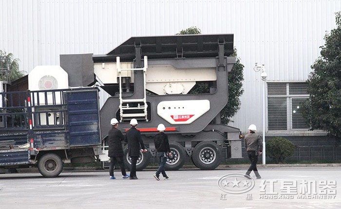 用戶到廠參觀輪胎移動(dòng)破碎機(jī) 用戶到廠參觀輪胎移動(dòng)破碎機(jī)