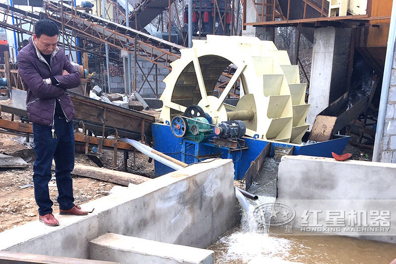 設(shè)置蓄水池，加入絮凝劑可實現(xiàn)水循環(huán)，環(huán)保