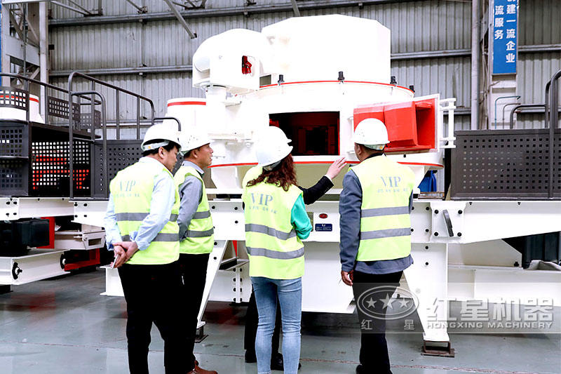 打沙粉碎機(jī)客戶考察 打沙粉碎機(jī)客戶考察