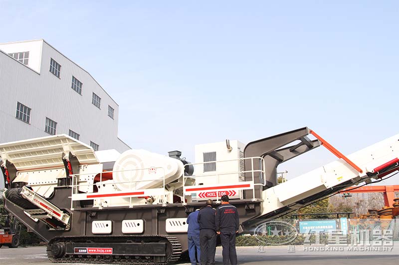 移動(dòng)顎式碎沙機(jī)檢查中、準(zhǔn)備試車