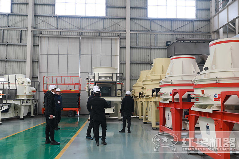 客戶(hù)在制砂機(jī)生產(chǎn)車(chē)間參觀考察