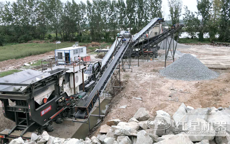 移動碎石設備作業(yè)現(xiàn)場