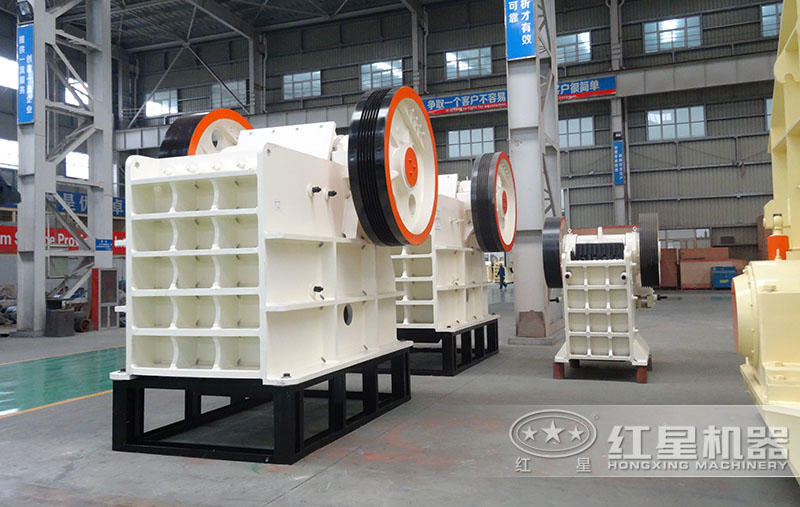 鄂破是粗碎設(shè)備，可在生產(chǎn)線前端處理大塊物料