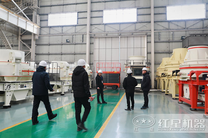 客戶在制砂機(jī)車間參觀，更多設(shè)備等你了解