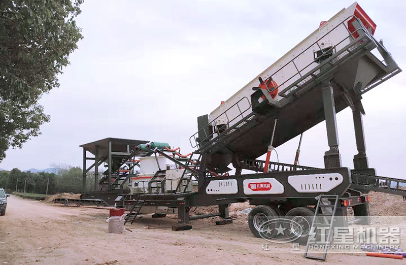 移動(dòng)式碎石機(jī)制砂現(xiàn)場(chǎng)